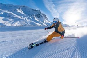 Skieur sur une piste de ski de Val Thorens