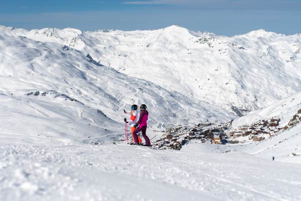 Skieurs avec vue sur la station de Val Thorens