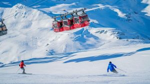 Télécabine au dessus des pistes de ski de Val Thorens