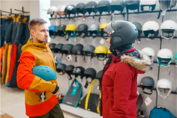 Adultes qui achètent un casque pour le ski
