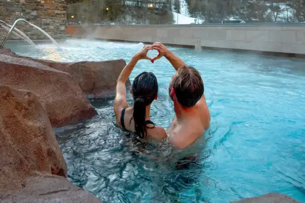 Couple qui fait un coeur dans un jacuzzi au Balnéaire de Saint Lary