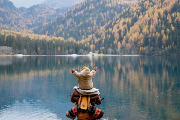 Bébé devant un lac de montagne