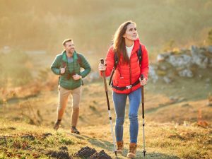 Couple qui fait une randonnée en montagne l'été