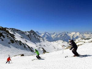 Skieurs sur le domaine skiable de l'Alpe d'Huez