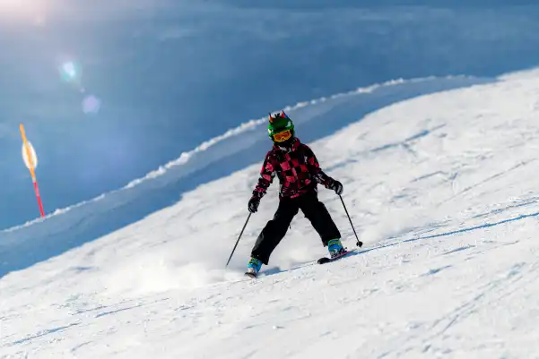 Enfant sur une piste de ski