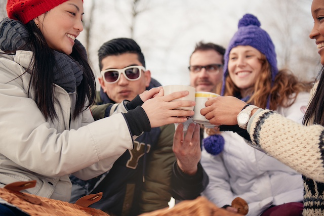 Groupe d'amis à la neige qui profitent