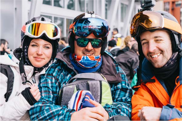 Groupe d'amis en vêtements de ski chaud
