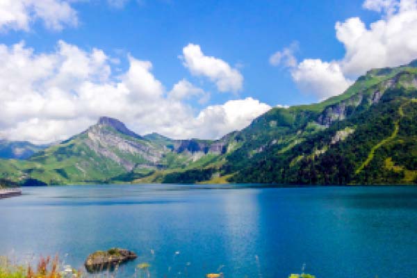 Lac de montagne en été