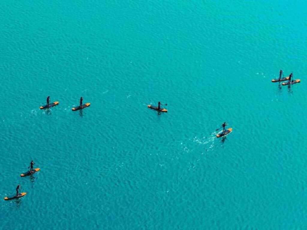 Faire du paddle sur un lac en montagne