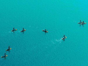 Faire du paddle sur un lac en montagne