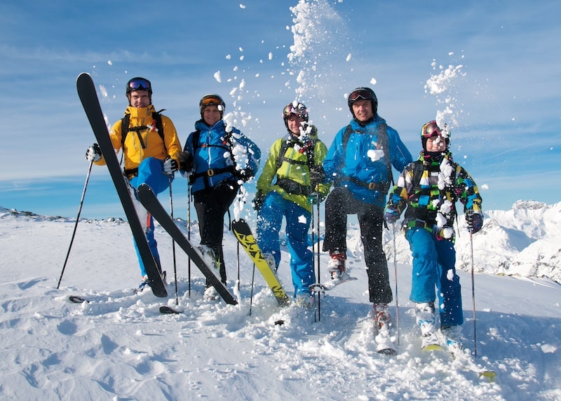 Groupe salariés qui profite de réductions sur les forfaits de ski