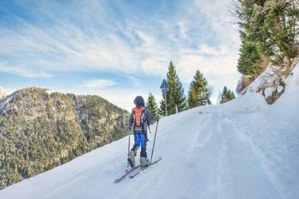 Faire du ski de randonnée en montagne