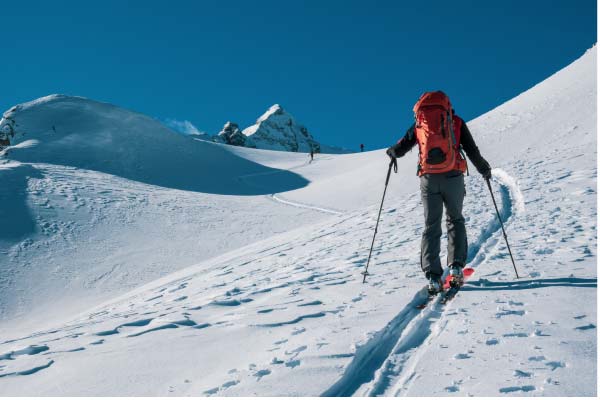 Skieur de randonnée en montagne