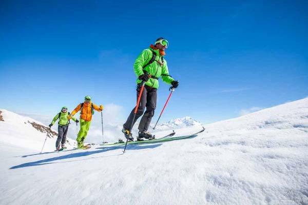 Groupe de skieurs de randonnée