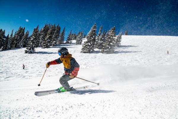 Skieur qui descend une piste de ski