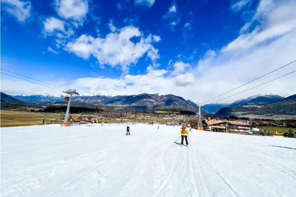 Station de ski au printemps avec bordure sans neige