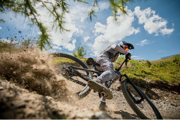 VTT de descente au Bike Park des 2 Alpes